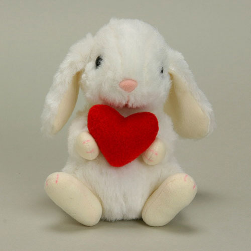 うさぎのロップイヤーのぬいぐるみはとってもリアルでかわいい♪ 真っ赤なハートをもったラブリーなデザインでプレゼントにもオススメです!