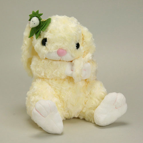 大きめサイズのうさぎのロップイヤーのぬいぐるみ! 願いがかなうといわれるワイルドストロベリーモチーフをつけたかわいいうさぎが耳を手でおさえている姿がかわいい
