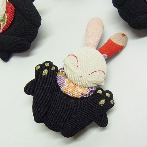 ウサギの手づくりブローチ