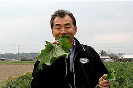 ケールを食べる鈴木さん