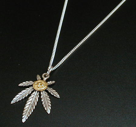 でかいマリファナリーフ（大麻葉）のネックレス細工が職人技T1712kt