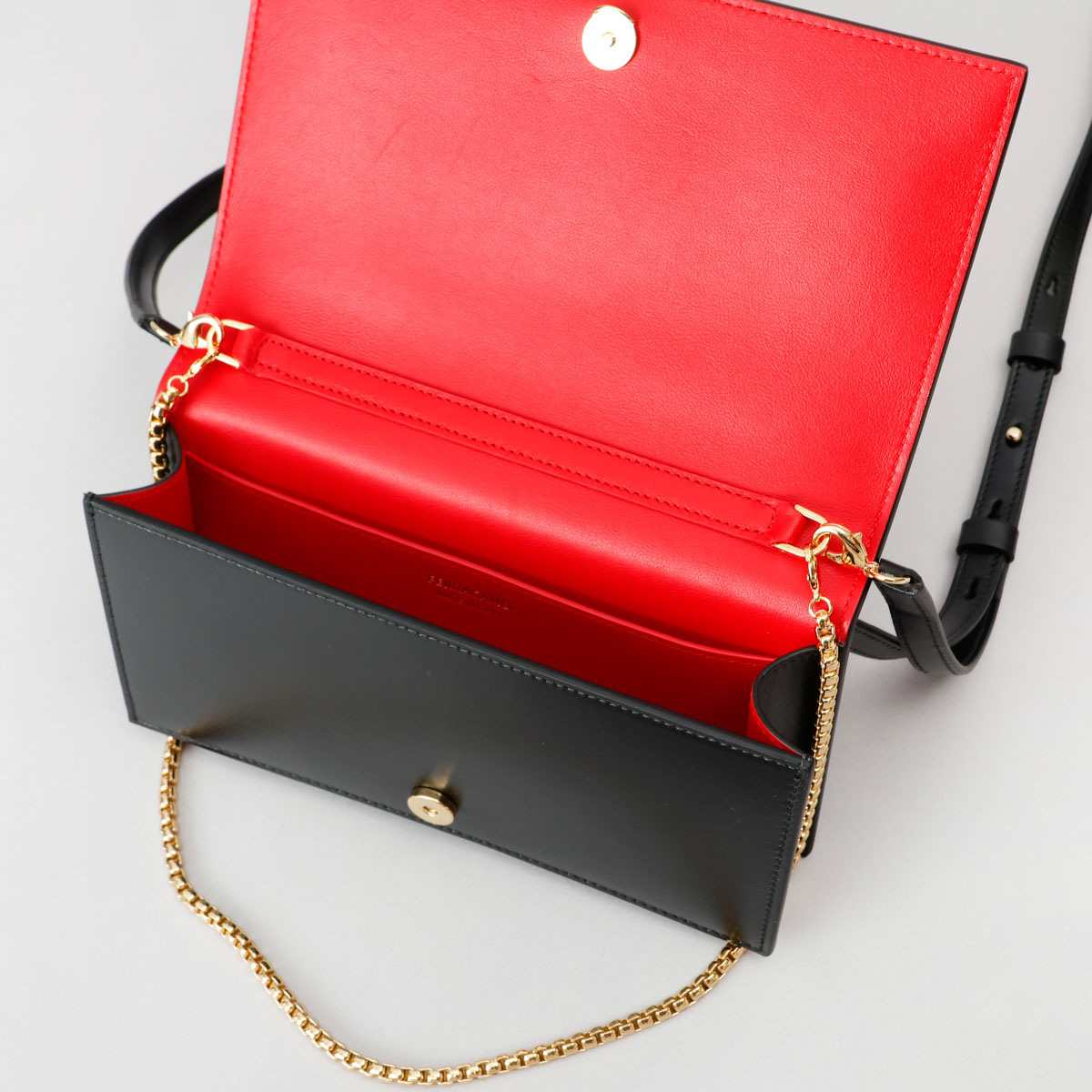 直営店☆Ferragamo☆ニューガンチーニ ショルダーポシェット ☆人気☆【FERRAGAMO】☆ガンチーニスイングショルダーバッグ