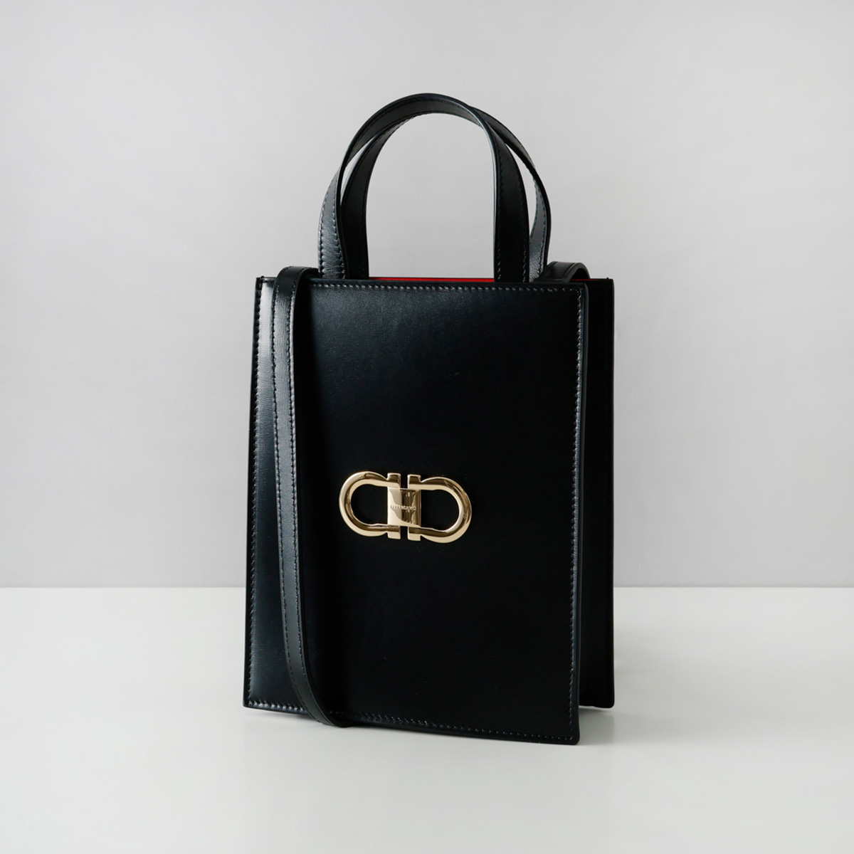 Mari フェラガモハンドバッグ FERRAGAMO（フェラガモ） 並行輸入 ハンドバッグ ブラック NERO/FLAME