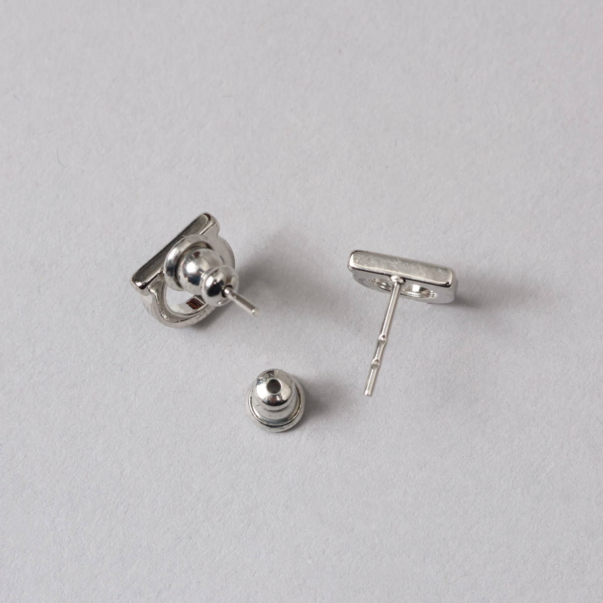 FERRAGAMO シルバー ピアス FERRAGAMO（フェラガモ） 並行輸入 ピアス シルバー 760120 696433