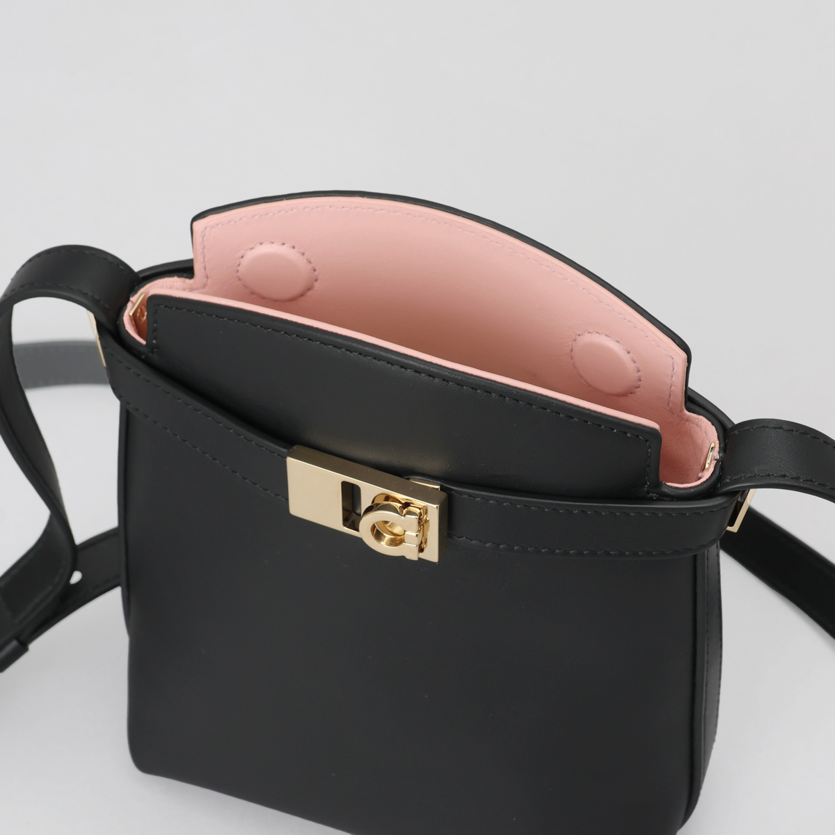 フェラガモ FERRAGAMO フォンケース ブラック/ピンク バッグ ショルダー スマホショルダー レザー 本革 220650  NERO/NYLUND PINK 770888 HUG レディース : portacell220650 : 1stSTREET - 通販 -  Yahoo!ショッピング