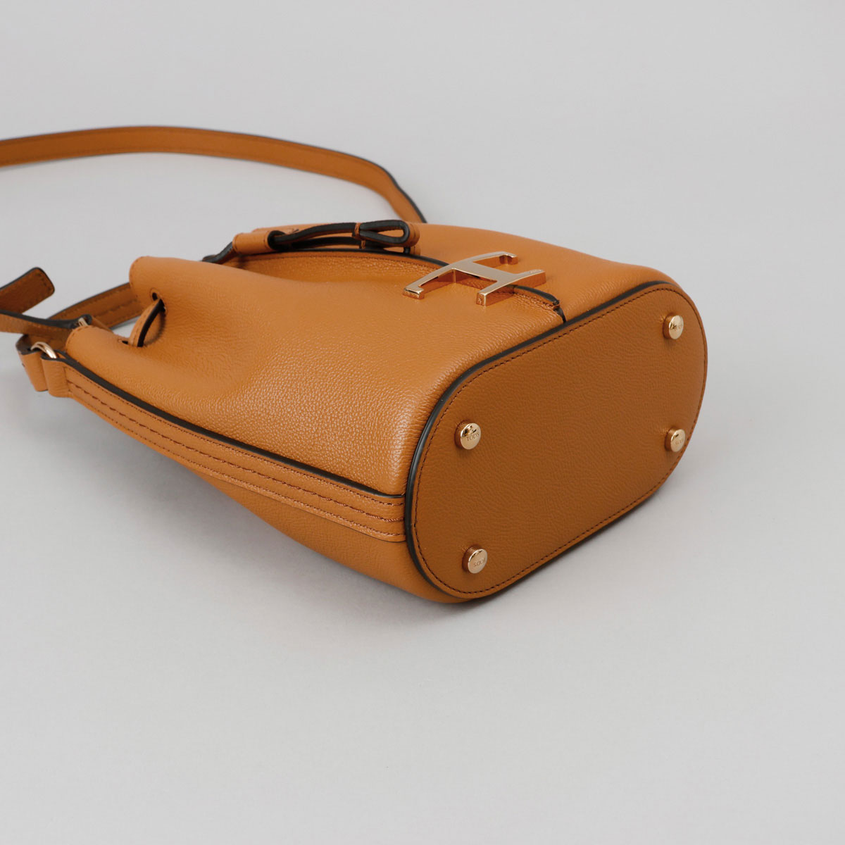 ✨️美品✨️ トッズ ハンドバッグ キャメル レザー ロゴ TOD'S 【入手困難】トッズ レザー バッグ☆スリム MICRO☆ 全色