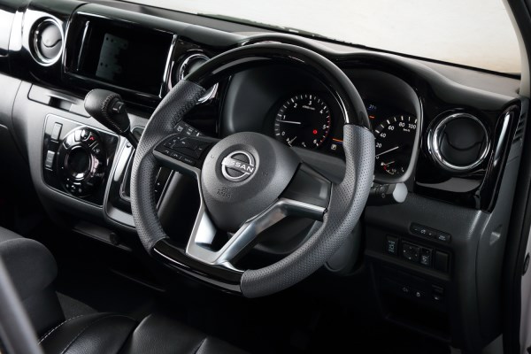 FEGGARI フェガーリ ハイグレード ウッド&レザーステアリング ピアノブラック（D Type ガングリップ）■キャラバン E26 ■品番：LS27PB | 