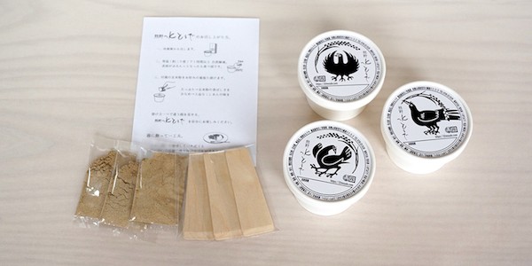 「熊野 水もうで」は紙製のカップに1つずつお入れしております。カップのまま自然解凍させ、玄米粉を掛けそのままお召し上がりいただけることや、冷凍庫での保存時、重ねたり、隙間にも入れやすことなどを考慮し、紙カップに入れました。