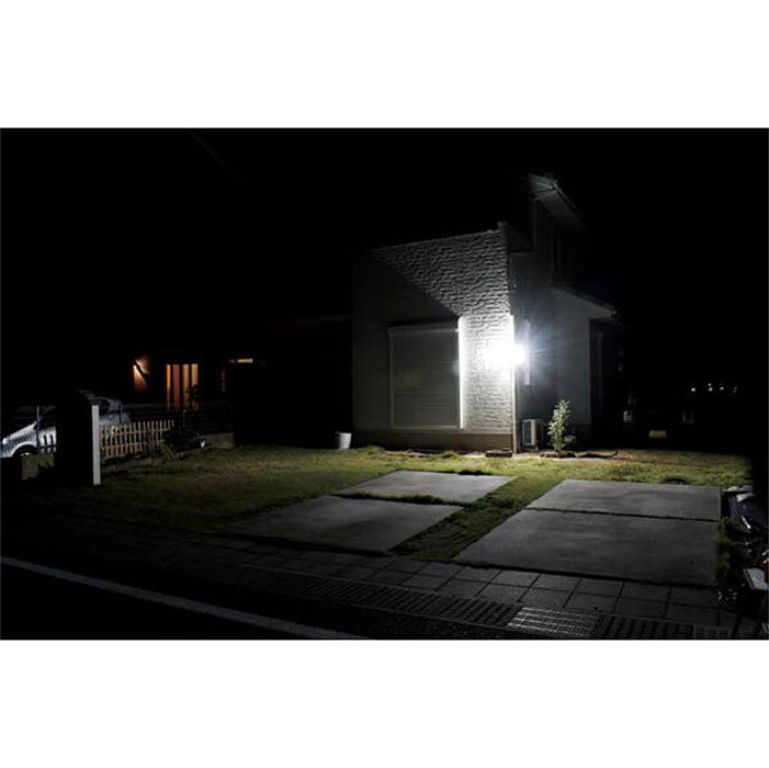 LEDセンサーライト 4灯式 4000ルーメン ACコンセントタイプ 防雨構造