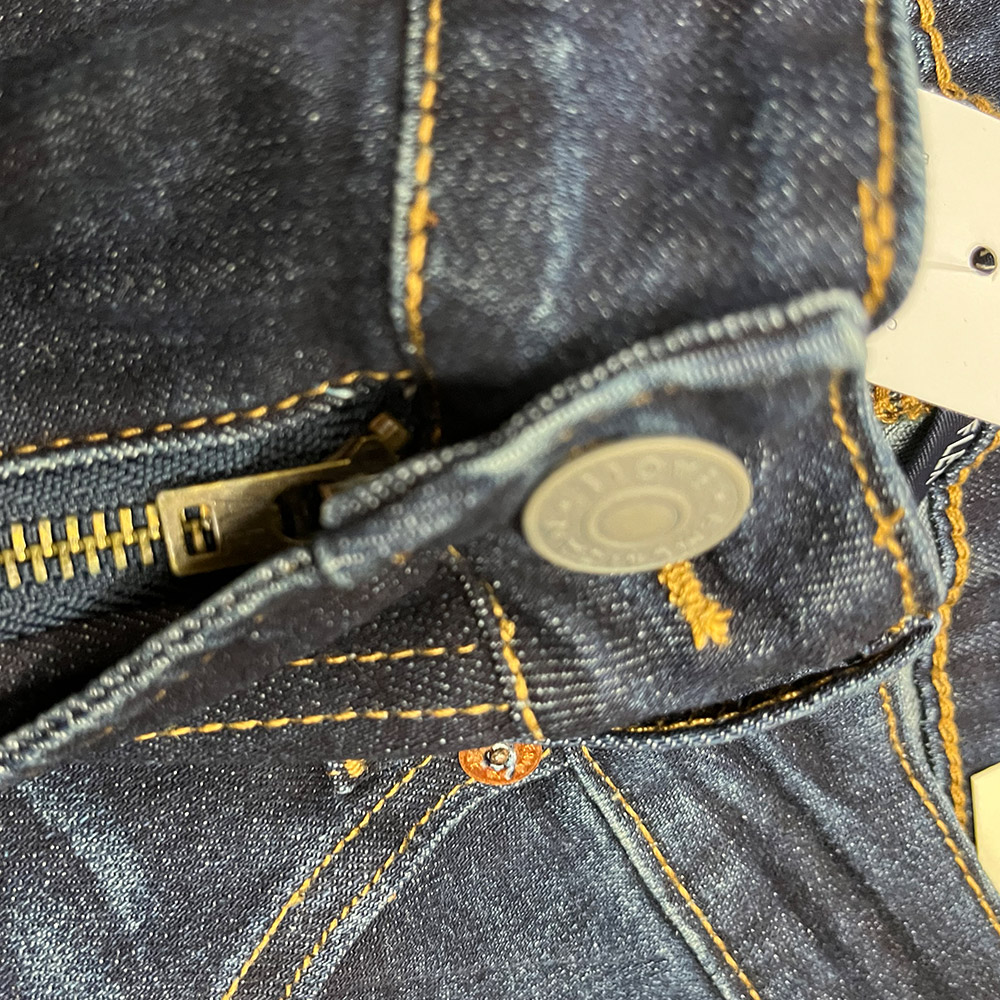 ⭐️ AMERICAN EAGLE　CODY（アメリカンイーグル　コディ18インチ）引越しの為、出品致します。 値下げ交渉可能。お気軽にお申し付け下さい。買い手が見つからない場合には今月末に削除致します。 ⭐️ 訳あり OUTLET アメリカンイーグルAmericanEagle ストレートジーンズ