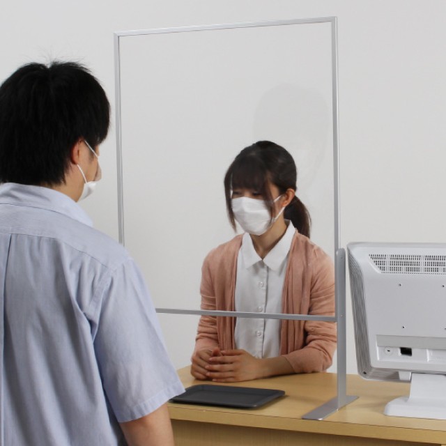 受け渡し口付き卓上パーテーションM ロング使用イメージ