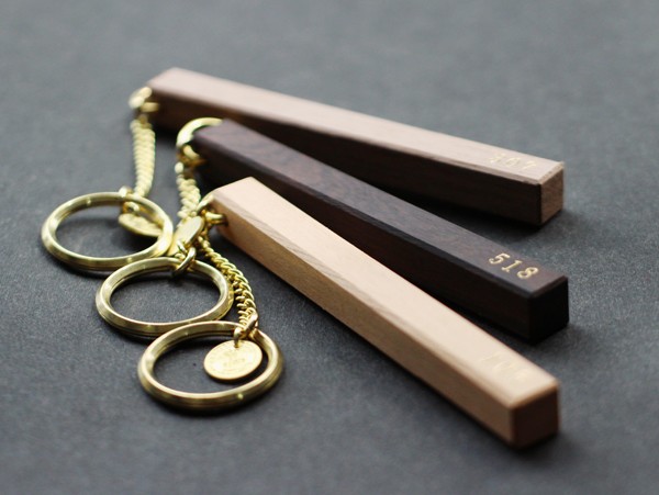 ウッド ホテル キーホルダー WOOD HOTEL KEY-HOLDER 高級感と遊び心があるルームキー風のデザイン