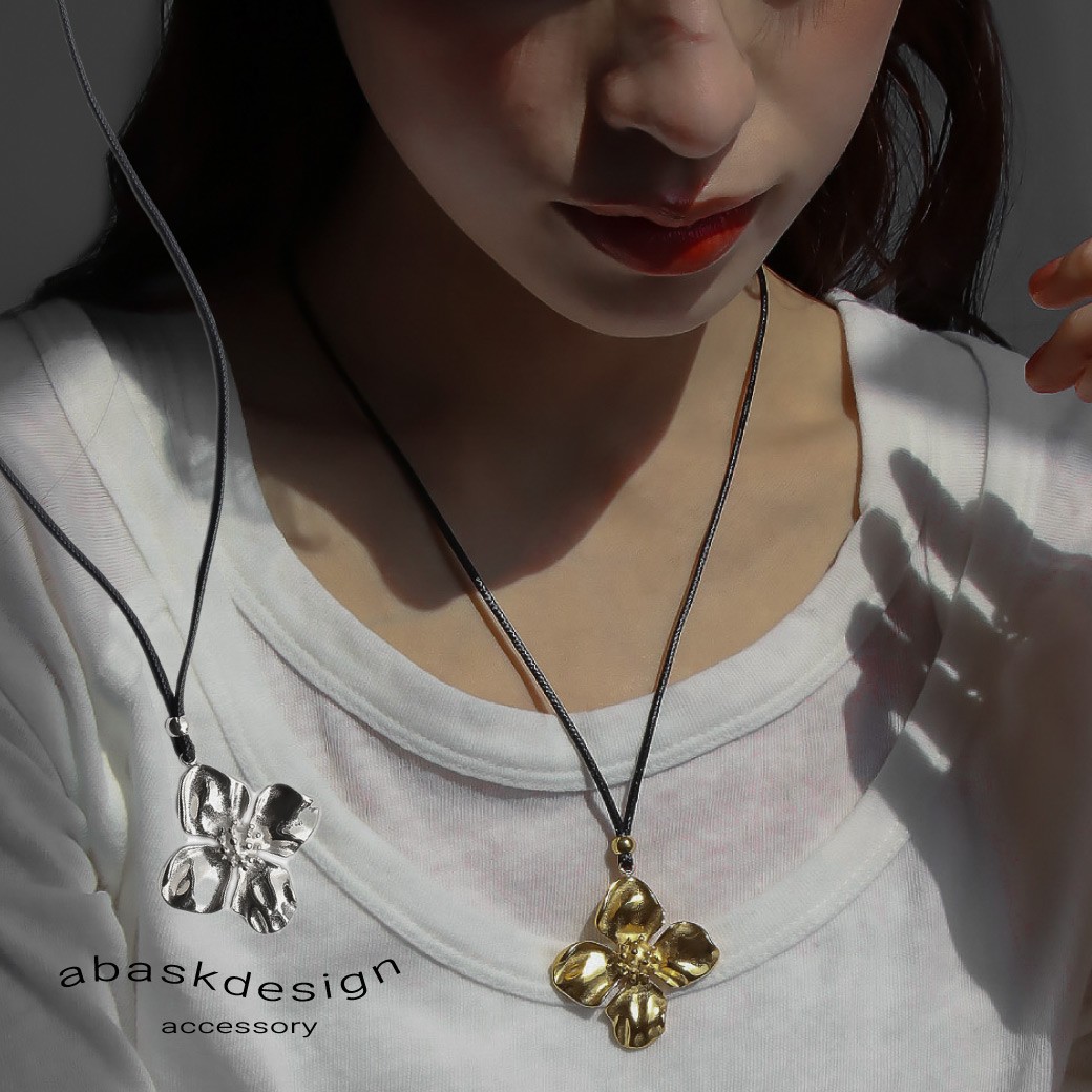 45Rレザー花モチーフ ネックレス インディゴ 45R（フォーティファイブアール）の「レザーフラワーのネックレス