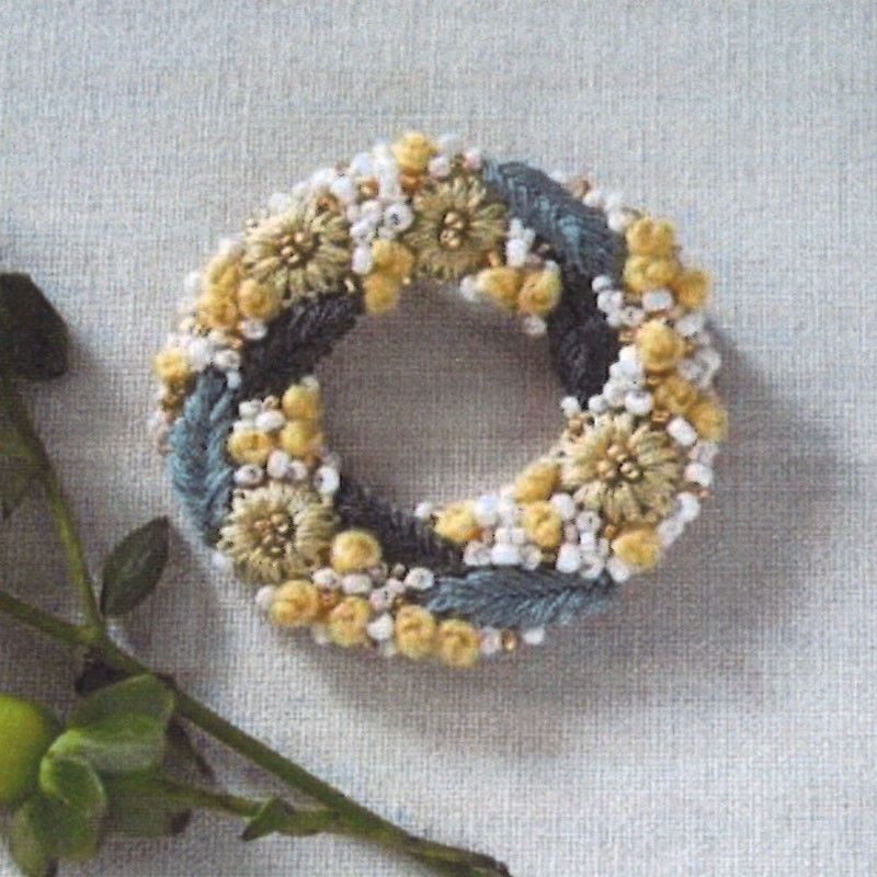 K.omonoさんの刺繍アクセサリーキット honabatakeブローチ yellow