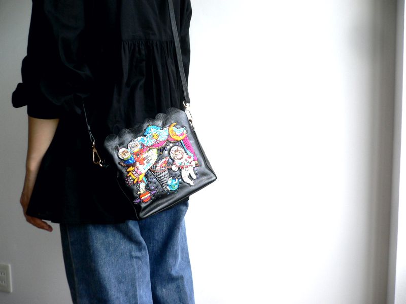 【新品】タマオワールド　刺繍ジャケット　フリーサイズ・ブラック 新品】タマオワールド 刺繍ジャケット フリーサイズ・ブラック