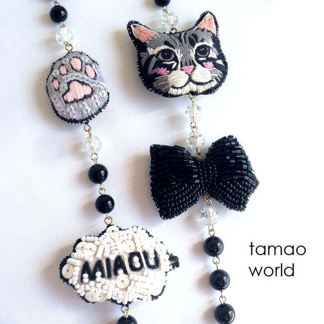 猫と花のハンドメイドネックレス tamao world（タマオワールド） ネックレス 刺繍ネックレス猫と