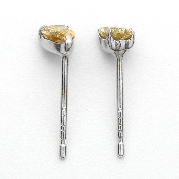 ダイヤモンド ピアス 片耳用 0.18〜0.2ct VS〜I1クラス FANCY LIGHT 