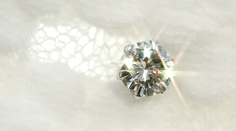 ダイヤモンド ピアス 片耳用 一粒 0.6〜0.8ct K〜M(FAINT BROWN) VS1〜SI2 GOOD プラチナ Pt ソーティング付 ダイヤモンドピアス ダイヤピアスの画像