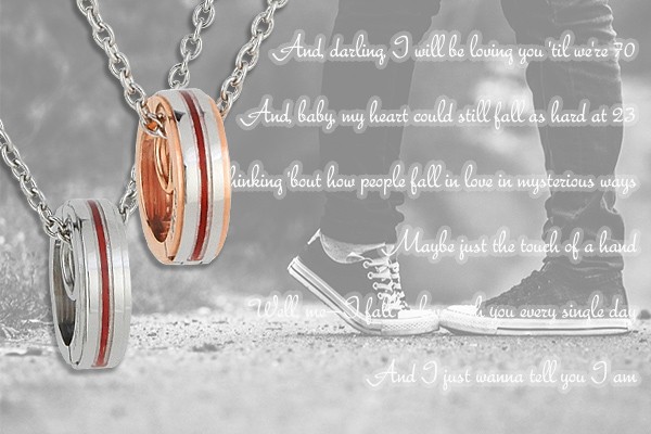 ふたりを結ぶ運命の赤い糸の入ったペアネックレス