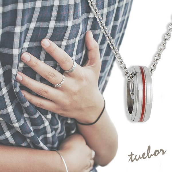 ふたりを結ぶ運命の赤い糸の入ったペアネックレス