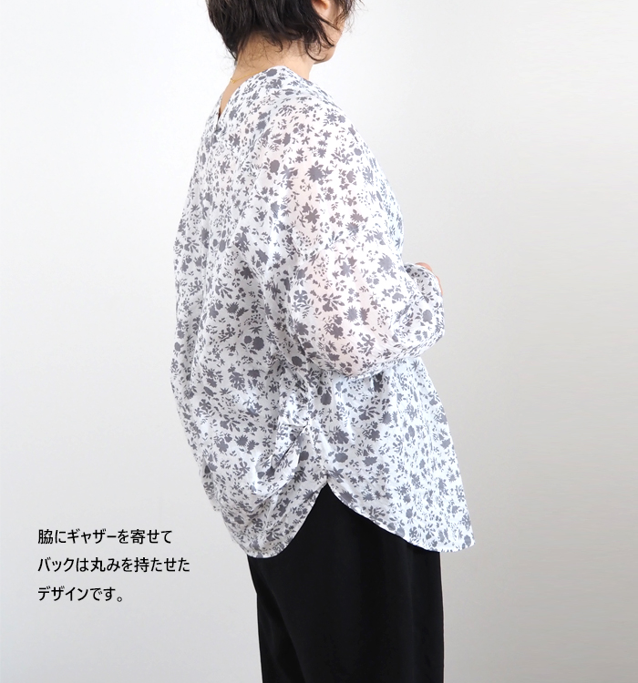 mizuiroind（ミズイロインド） スモールフラワープリントVネックシャツ