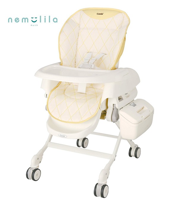 着脱できるテーブルが付属しています。リクライニングを起こした状態です。