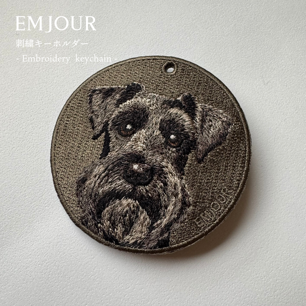 ホワイトバイザー 刺繍犬デザイン ミニチュア・シュナウザーの刺繍ブローチ 犬 ブローチ haniho