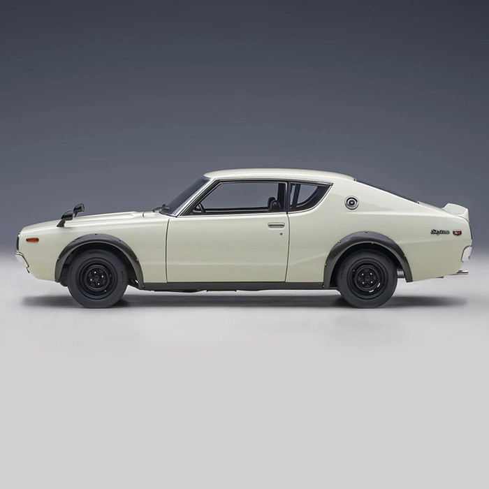 ミニカー 1/18 日産 スカイライン 2000 GT-R KPGC110 ホワイト