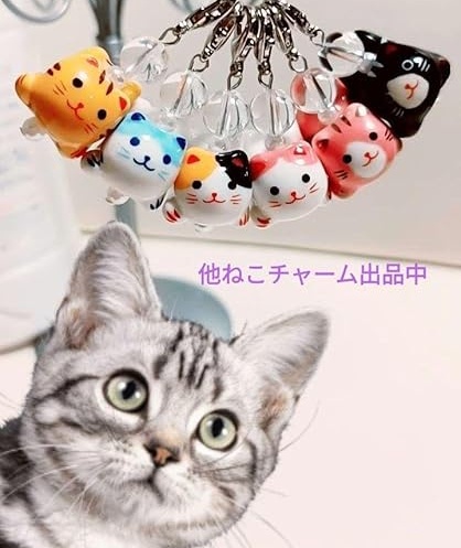 可愛い猫デザインの陶器チャーム 白/ブルー 水晶 ねこ cat 天然石