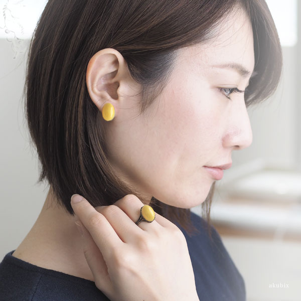 天然琥珀 クリーミーレモン チタンピアス イヤリング ケース付
