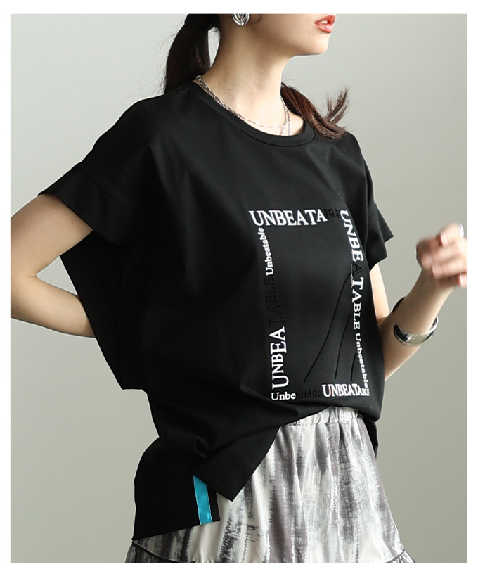 レディース トップス カットソー Tシャツ ロゴ エンボス 半袖 スリット ブラック ホワイト モカ 大人可愛い 大人 可愛い 30代 40代 50代 60代 サワアラモードの画像
