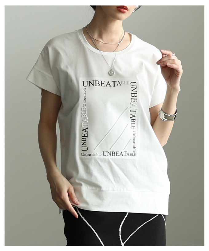 レディース トップス カットソー Tシャツ ロゴ エンボス 半袖 スリット ブラック ホワイト モカ 大人可愛い 大人 可愛い 30代 40代 50代 60代 サワアラモードの画像