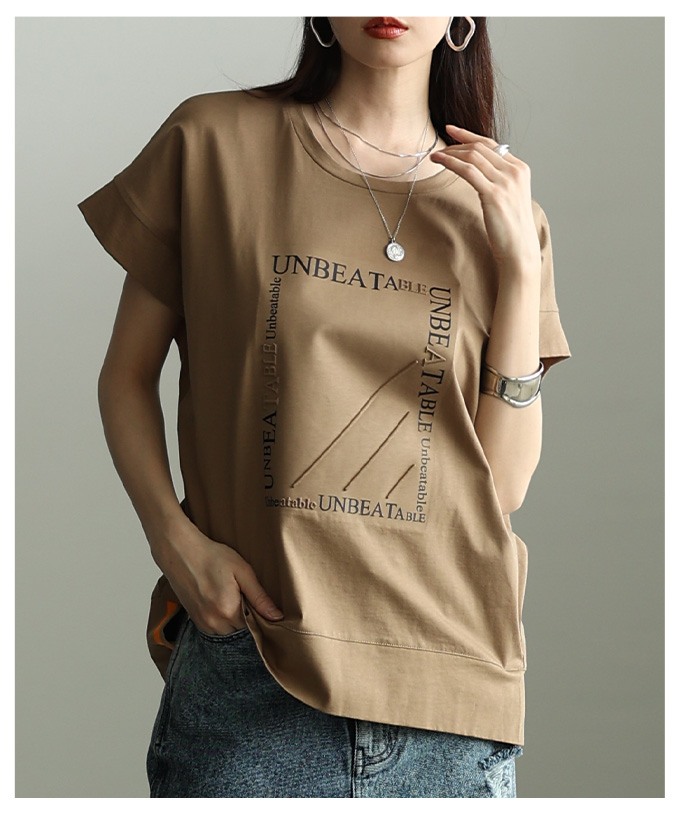 レディース トップス カットソー Tシャツ ロゴ エンボス 半袖 スリット ブラック ホワイト モカ 大人可愛い 大人 可愛い 30代 40代 50代 60代 サワアラモードの画像