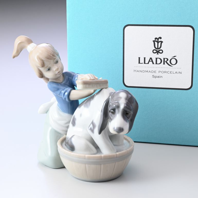 リヤドロ きれいにしましょうね フィギュア 人形 女性 女の子 犬 LLADRO リアドロ フィギュリン 01005455 インテリア オブジェ 置物
