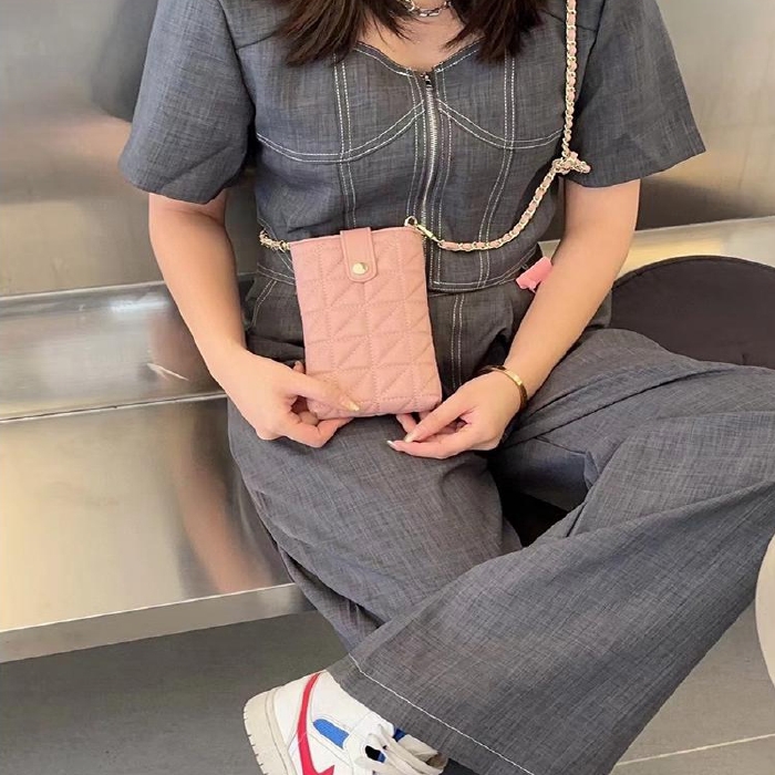 スマホポーチ 本革 キルティング ポシェット ラムスキン お財布