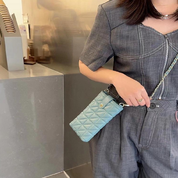 スマホポーチ 本革 キルティング ポシェット ラムスキン お財布