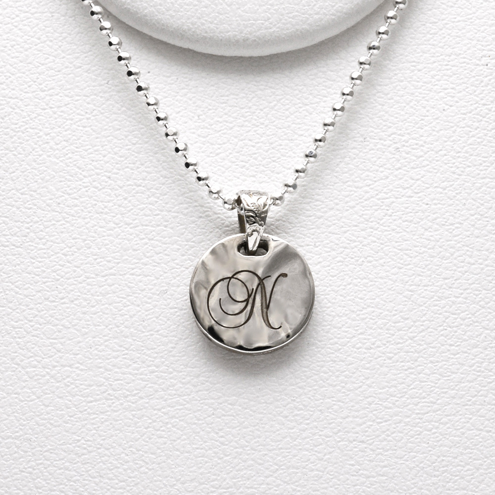 [RENEWAL] シルバーネックレス シルバー イニシャル ハワイアンジュエリー ラウンド シルバー 文字刻印 カットボールチェーン付き 刻印無料 A... ALOHA MANA シルバー系