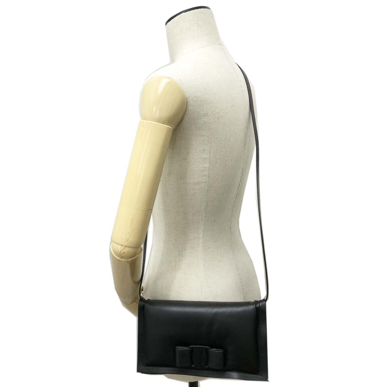 サルヴァトーレフェラガモ バッグ Salvatore Ferragamo 22 0287 0745830 VIVA BOW ミニバッグ レディース 斜め掛け ショルダーバッグ クラッチバッグ ブラック サルヴァトーレフェラガモ バッグ Salvatore Ferragamo 22 0287 0745830 VIVA BOW ミニバッグ レディース 斜め掛け ショルダーバッグ クラッチバッグ ブラック