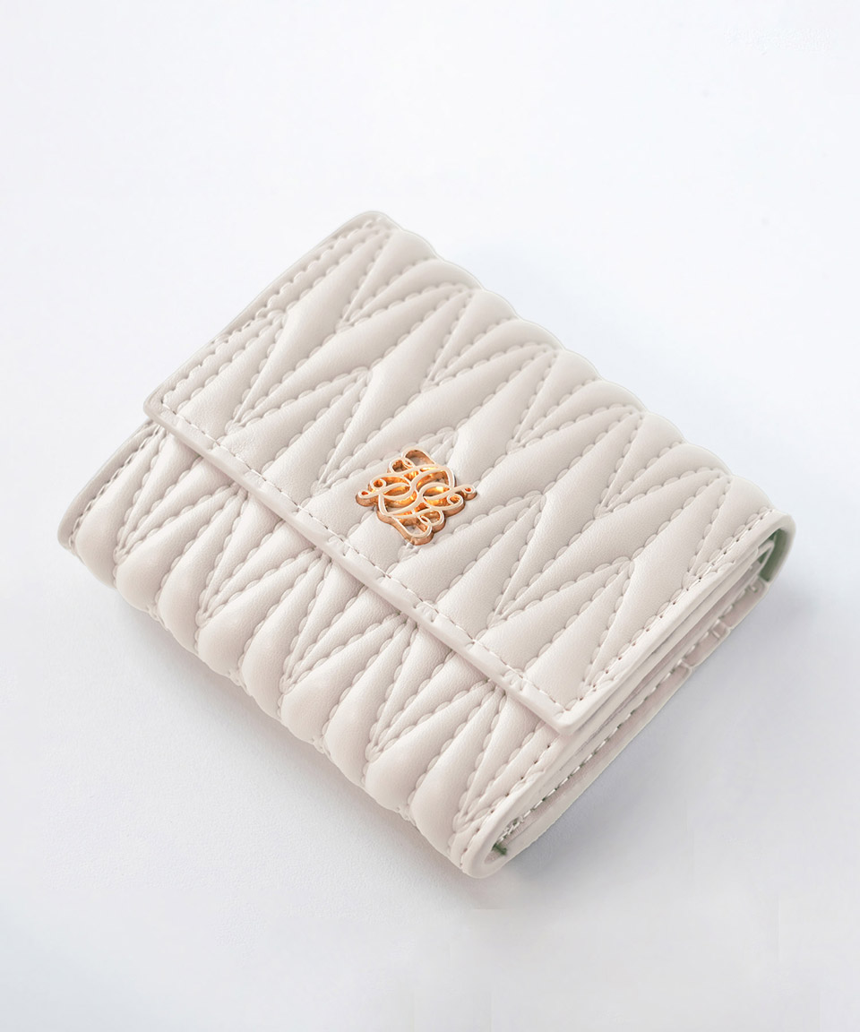 Miu Miu アイボリー 三つ折り財布 Miu Miu アイボリー 三つ折り財布