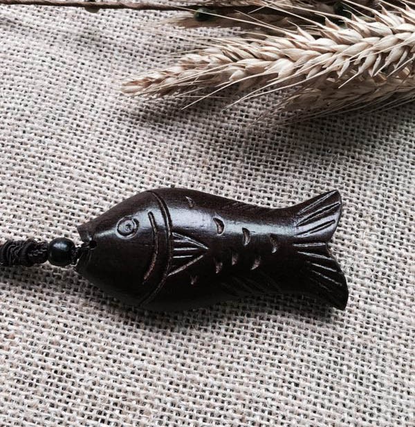 ファッション小物 ネックレス 魚 さかな ひも付 木製 ラッキー