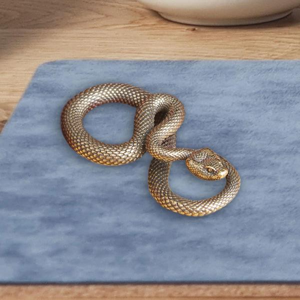 蛇のキーチェーンペンダント 蛇の飾り デスクトップ彫刻 風水真鍮蛇像キーチェーンチャーム 寝室用