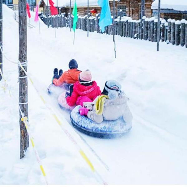 ラバーリバースノーチューブ、頑丈な厚みのあるタイヤ、冬のスキースライド用のプール閉鎖インナーチューブ、フローティングインフレータブルウォーターフロート