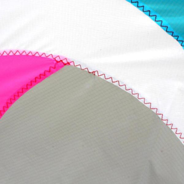 アウトドアスポーツの初心者向けの大型アセンブリを簡単に飛ばすことができるカイト