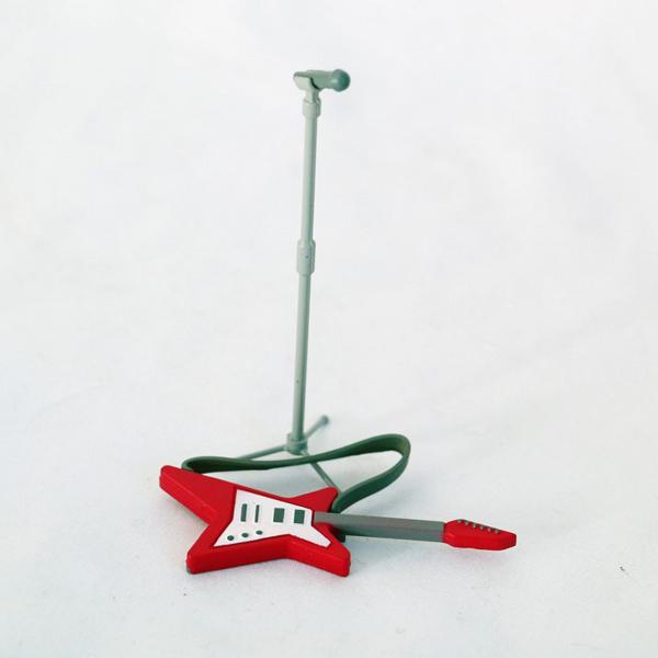 2 個 1:12 ミニチュアギターとマイクセットアクセサリーおもちゃの装飾品