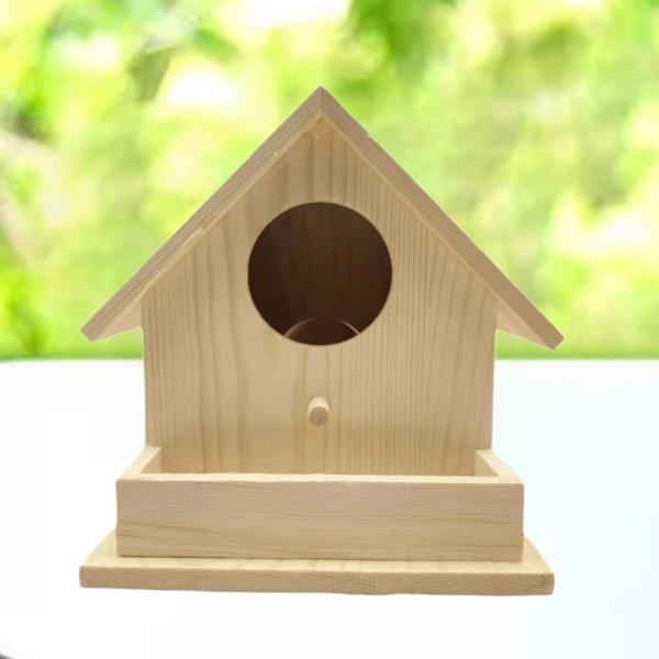木製の鳥の家、ネストボックス、のスタンドで装飾的なコテージキャビン、バルコニー用の巣箱、カージナルス、、スロステル