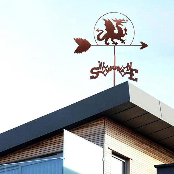 レトロなドラゴンの形の装飾的な風見鶏耐久性のある風見鶏の屋根マウントガーデンヤードステーク、鉄の風見鶏農場のシーンの装飾