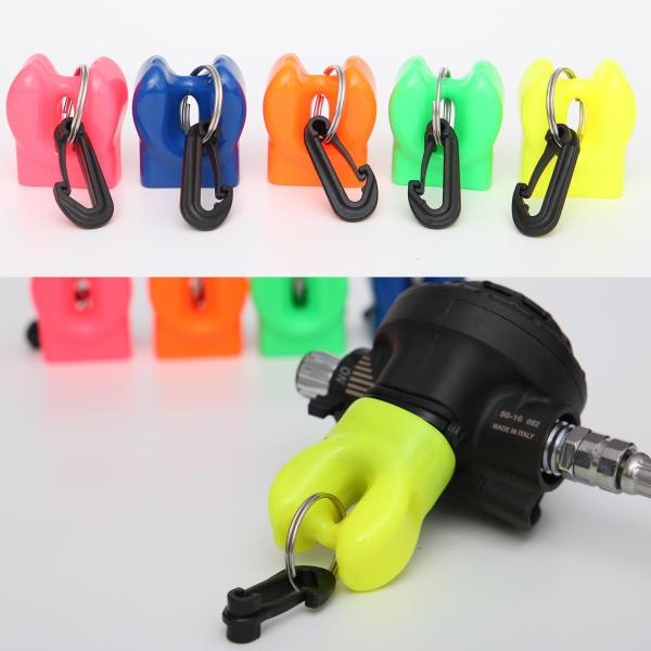 ポータブルスキューバダイビングボールシュノーケリングでダイギュレータシリコンマウスピースカバー防塵キャップクリップ