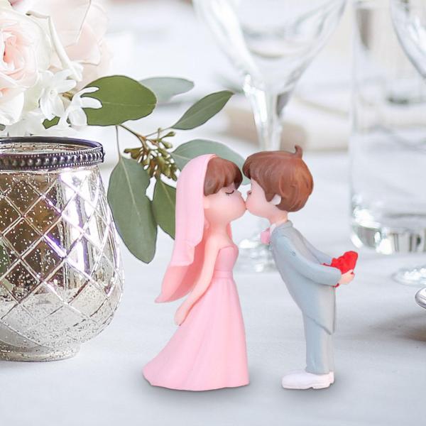 素朴なウェディングケーキトッパー新郎新婦キス置物ミニチュアモデルオーナメントミニウェディングケーキ人形 DIY シーン用