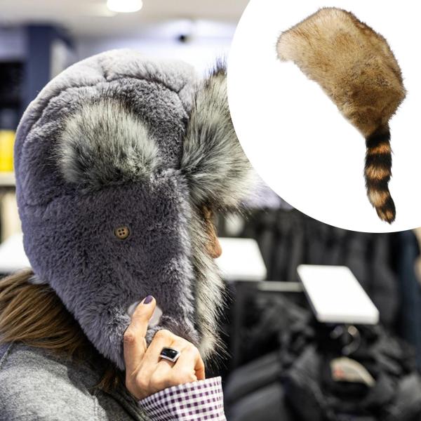 ファーのアライグマのしっぽの帽子。ロシア風で心地よく、ソフト