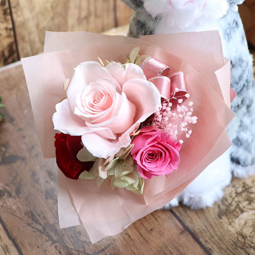 猫のぬいぐるみとプリザーブドフラワーの花束のセット